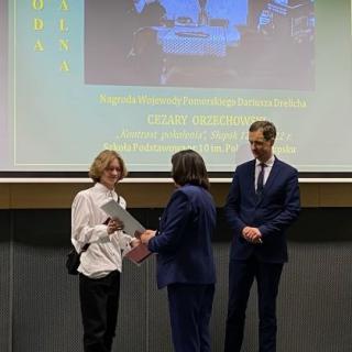 Cezary Orzechowski odbiera nagrodę Wojewody Pomorskiego.
