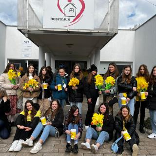 Wolontariusze SP 2 już po raz drugi kwestowali na ulicach Kołobrzegu na rzecz Hospicjum.