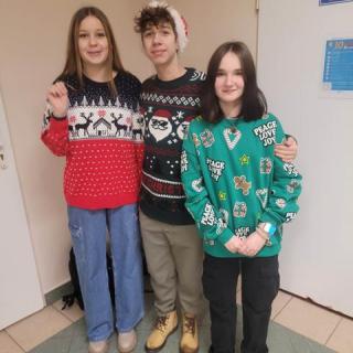uczniowie z świątecznych sweterkach