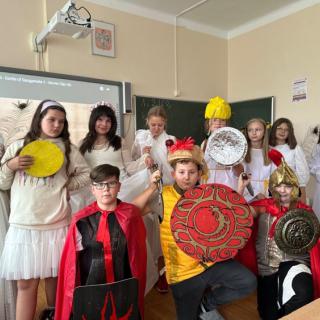 Bogowie greccy na szkolnych korytarzach