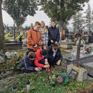  #Szkołapamięta -wizyta uczniów na cmentarzu
