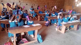 Piórniki dla dzieci z Afryki.