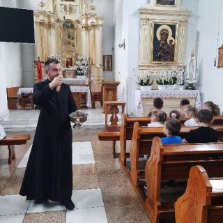 Grupa 4-5, 6 latków w kościołe parafialnym w Majdanie Sopockim.