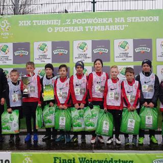 Młodzi uczniowie Stalowej Jedynki trzecim zespołem na Mazowszu  w Turnieju "Z podwórka na stadion o Puchar Tymbarka"