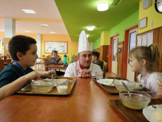 Vaření ve školní jídelně s gastropromotérem Zbyňkem Diatkou