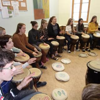 Africké bubnování ve škole - hodina Hv (22. 11. 2019)