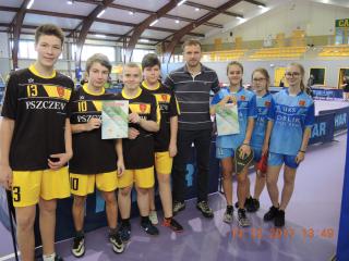 Finał wojewódzki w drużynowym tenisie stołowym dziewcząt i chłopców  w Drzonkowie 