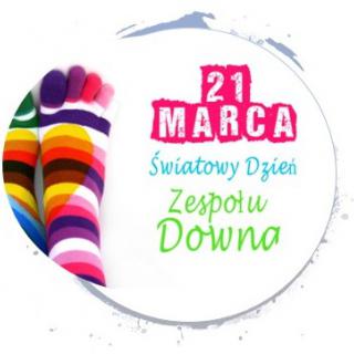 Kolorowe skarpety na stopach, napis 21. marca Światowy Dzień Zespołu Downa