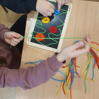 Obrazki spaghetti edu- 4b ćwiczy wyobraźnię i dłonie  