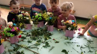 Warsztaty florystyczne dla przedszkolaków z Woli Rakowej