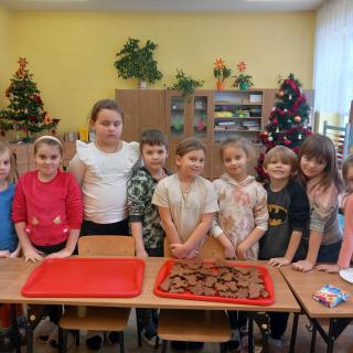 Pieczenie świątecznych pierników w klasie 1