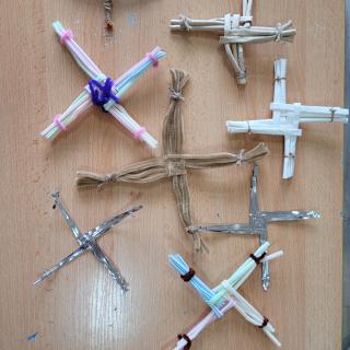 Pleciemy krzyż św. Brygidy na zajęciach kształtujących kreatywność