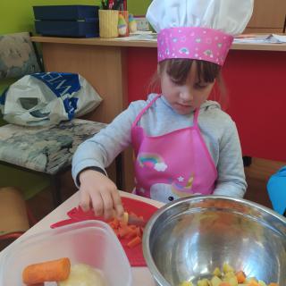 Sałatki warzywne - pierwsze kroki kulinarne przedszkolaków