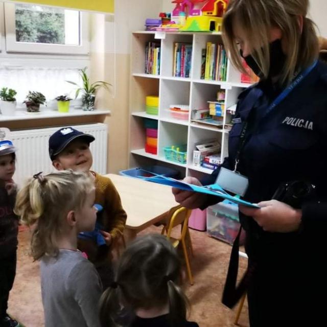 Dzieci wręczają upominek dla Pani Policjantki