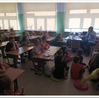Pan Kostrzyński opowiada dzieciom o zwierzętach