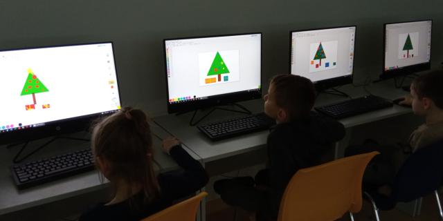 Prváci na hodine informatiky kreslili vianočný stromček