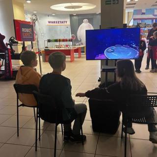 dzieci grają w grę komputerową