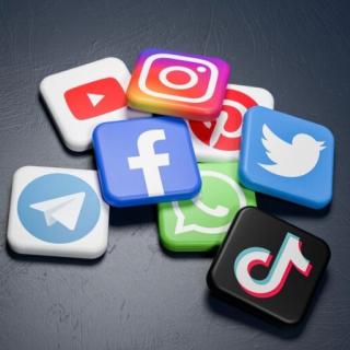 Virtuell Verbunden: Entdecken Sie unsere Schule auf Social Media!
