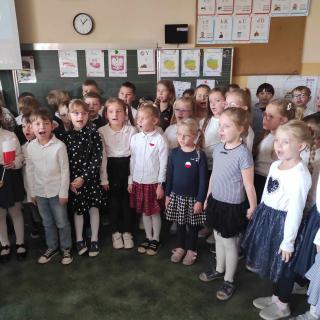 Uczniowie klas 1- do hymnu!