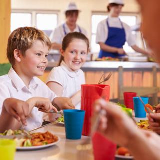 O Z N A M k poskytovaniu dotácií na podporu výchovy k stravovacím návykom dieťaťa
