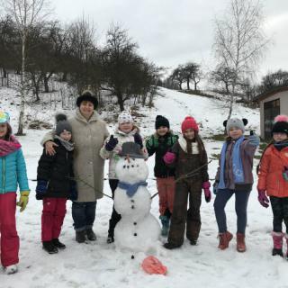 Zabawy na śniegu i lepienie bałwana klasy II