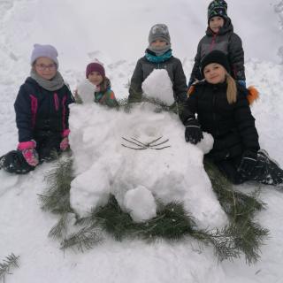 Výtvarná výchova so snehom v snehu :)