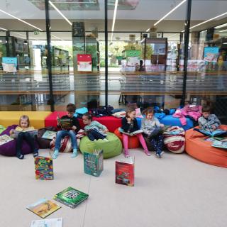 Bühne frei – der Kindergarten besucht die Schulbücherei