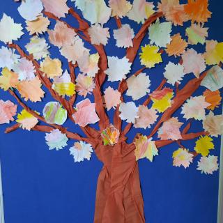 JESIEŃ ROZGOŚCIŁA SIĘ DZIŚ W "JEDENASTCE"...🍁🍂🍁🍂 Uczniowie klas 1-3 własnoręcznie wykonali piękną jesienną dekorację szkolnego korytarza...🍁🍂🍁🍂