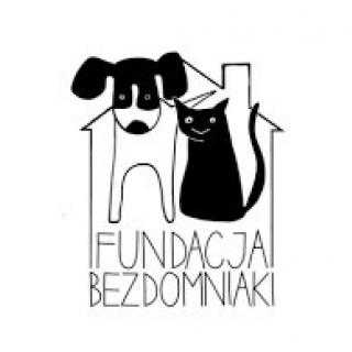 Czarno biały pies i czarny kot na tle konturów domu. Pod nimi napis Fundacja Bezdomniaki