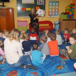 Członkowie SK PCK czytają przedszkolakom