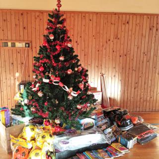 Dnes 10.1. čakalo na deti v škole veľké prekvapenie - veľa darčekov pod vianočným stromčekom. 
