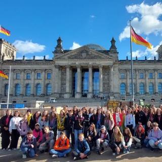Cała grupa na tle Reichstagu