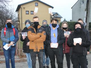 Wolontariusze Szkolnego Koła PCK w Górze Puławskiej w akcji MEN „Razem na Święta”