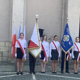 Uczniowie naszej szkoły uczcili 101. rocznicę przyłączenia części Górnego Śląska do odradzającego się Państwa Polskiego.