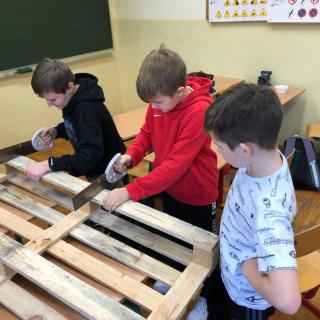 Obróbka drewna na lekcji techniki.