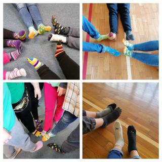 kolorowe skarpetki na nogach uczniów