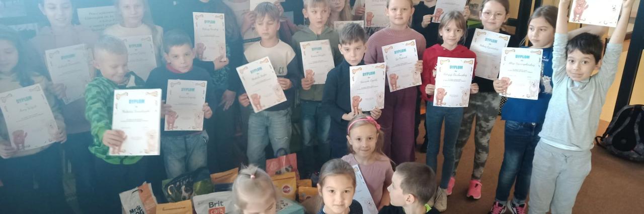 Udział uczniów z zbiórce darów na rzecz schroniska dla zwierząt w Puławach