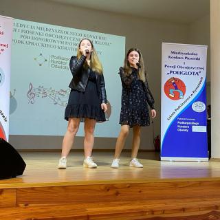 Sukcesy uczennic w konkursie poezji i piosenki obcojęzycznej