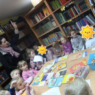 Wizyta przedszkolaków w szkolnej bibliotece