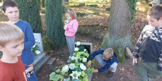 „Chwila zadumy”- przedszkolaki odwiedzają cmentarz w Mirocinie Dolnym