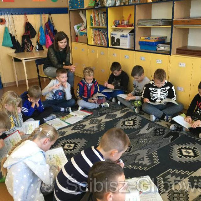 Młodsi czytają dla starszych 01.10.2018 zdjęcie