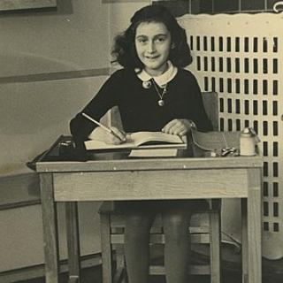„Anne Frank’s Diary”/Dziennik Anne Frank   - lekcja w ramach zajęć rozwijających z języka angielskiego dla klas 8 