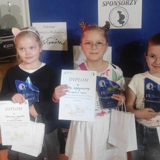 # dziewczynki z dyplomami i nagrodami w konkursie piosenki.