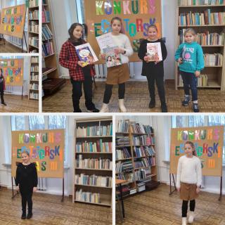 Uczestnicy Konkursu Recytatorskiego Poezji Polskiej w szkolnej bibliotece.