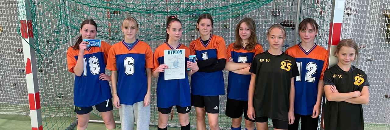 Halowy turniej w piłkę nożną dziewcząt - 1 miejsce!
