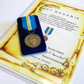 Medal Św. Jana Pawła II dla  Joanny Zabłockiej - Dyrektor Szkoły Podstawowej nr 2 im. Jana Pawła II w Chorzowie