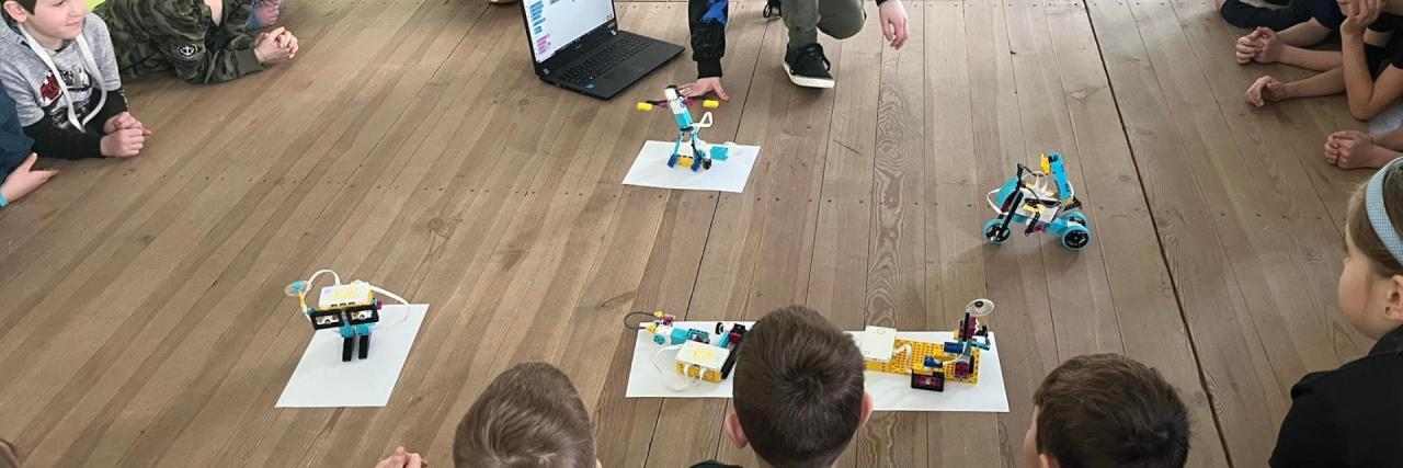 Pokaz robotów z klocków Lego Spike Prime w Dniu Bezpiecznego Internetu