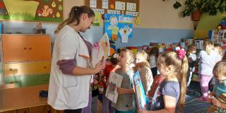 Wizyta pielęgniarki szkolnej w Zerówce.