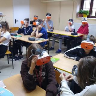 Uczniowie kl. 8 w okularach VR oglądają DNA.