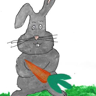 Szary królik z pomarańczową marchewka w łapce.